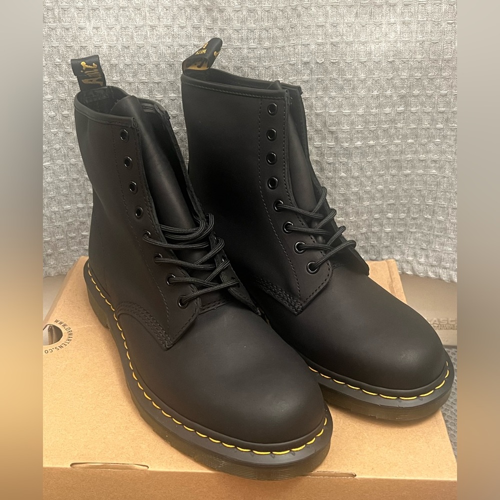 New Dr. Martens silhouette: matte black.
Smooth, soft leather.
Slip resistant.
